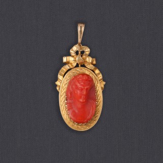 Pendentif or et corail