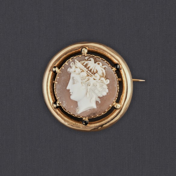 Broche ronde en or camée